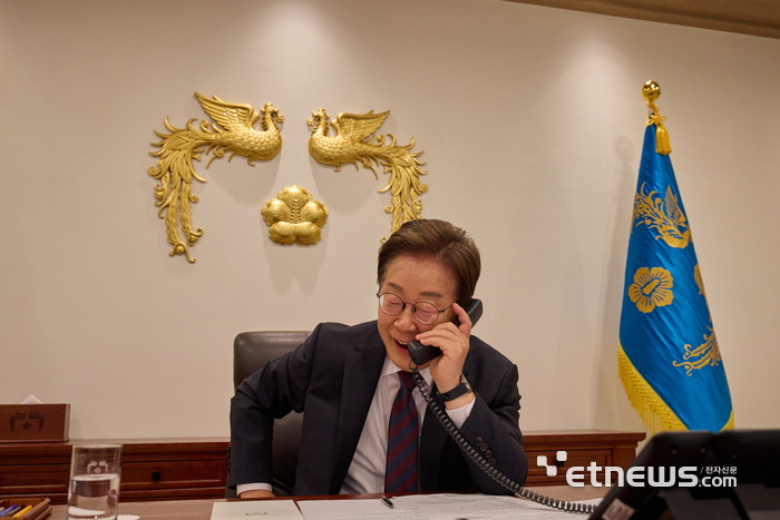 이재명 대통령이 11일 페트르 피알라 체코 총리와 통화했다. 사진은 이 대통령이 하루 앞서 시진핑 중국 국가주석과 전화 통화를 하는 모습.