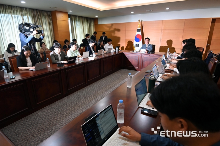 [포토] 기자간담회 갖는 김민석 총리 후보자