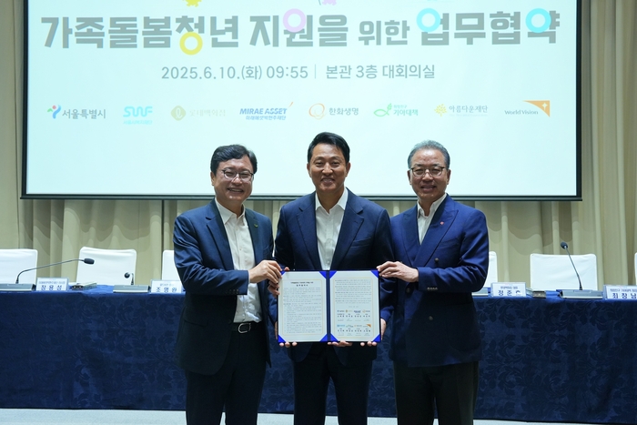 왼쪽부터 최창남 기아대책 회장, 오세훈 서울시장, 정준호 롯데백화점 대표