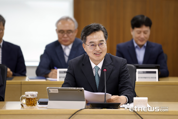 김동연 경기지사가 10일 도정열린회의에서 마무리 발언을 하고 있다.