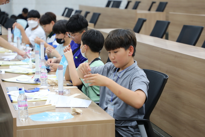 DGIST 융합인재교육원이 과학창의학교 신입생 100명을 모집한다. 사진은 과학창의학교 수업 예시 모습.