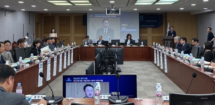 10일 국회에서 열린 전문대교협 '직업교육 정책포럼'에서 김영도 전문대교협 회장이 개회사를 하고 있다. (사진=이지희 기자)