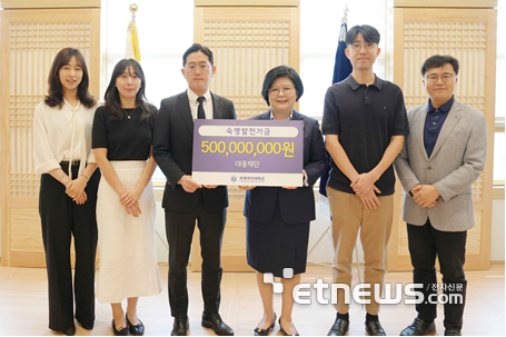 지난달 29일 진행된 기부식에서 문시연 숙명여대 총장(왼쪽에서 네 번째) 등 관계자들이 기념 촬영을 하고 있다