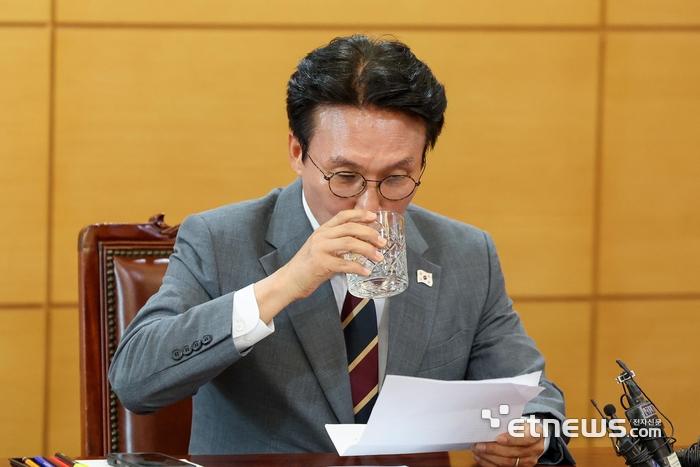 [포토] 물 마시는 김민석 총리 후보자
