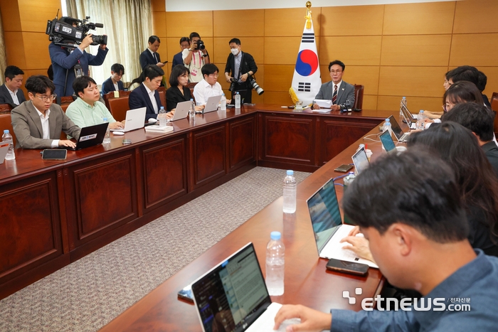 [포토] 출입기자 만난 김민석