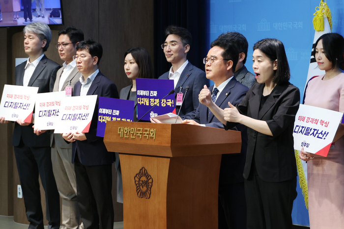 (서울=연합뉴스) 김주성 기자 = 더불어민주당 민병덕 의원이 10일 서울 여의도 국회 소통관에서 디지털자산 기본법 발의 기자회견을 하고 있다. 2025.6.10 utzza@yna.co.kr