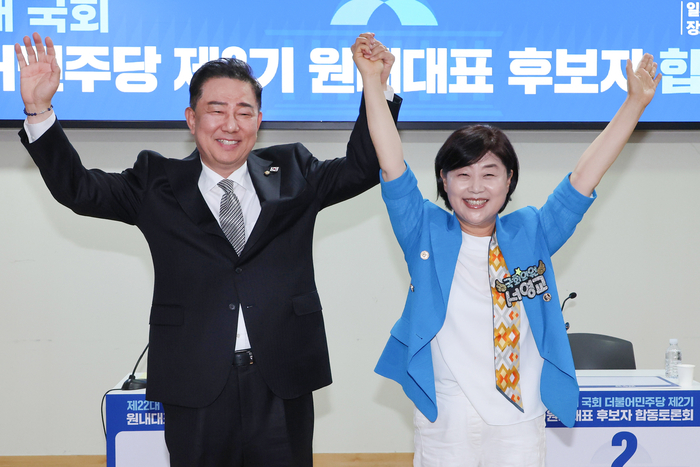 10일 서울 여의도 국회 의원회관에서 열린 더불어민주당 제22대 국회 2기 원내대표 후보 합동 토론회에서 후보로 나선 김병기 의원(왼쪽)과 서영교 의원이 취재진 카메라를 향해 포즈를 취하고 있다. 연합뉴스