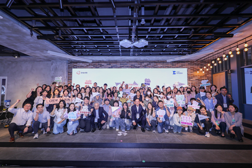 10일 드림플러스 강남에서 열린 발대식에서 홍정표 한화생명 커뮤니케이션실 부사장(첫줄 왼쪽 열 번째), 이민혁 대한암협회 회장(첫줄 왼쪽 여섯 번째) 및 암경험청년 돌봄 캠페인 2기 크루원들이 기념촬영을 하고 있다.(사진=한화생명)