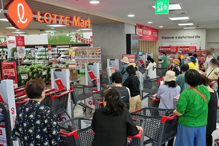 서울시 노원구에 위치한 롯데마트 중계점 입구에서 매장 오픈을 대기하는 고객의 모습