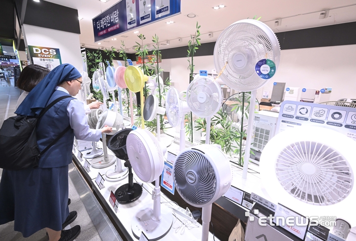 [포토] 무더운 날씨에 선풍기 찾는 고객들