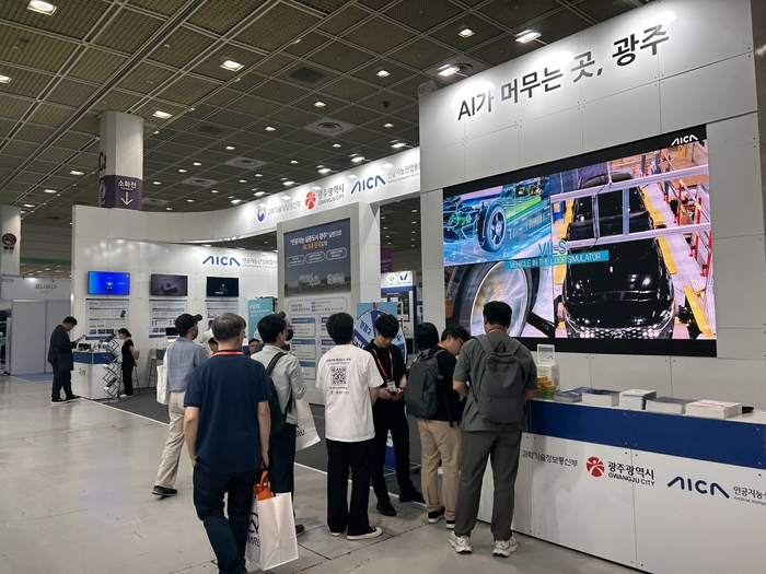 11일 서울 코엑스에서 열린 '2025 스마트테크 코리아(AI & Big Data Show)'에 마련된 AI사업단 홍보관에 국내·외 기업 관계자와 일반 관람객들로 북적이고 있다.