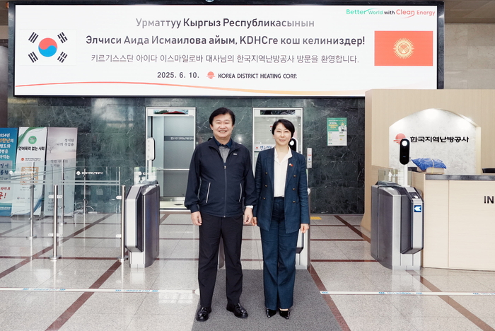 왼쪽부터 정용기 한국지역난방공사 사장, 이스마일로바 대사. 한국지역난방공사