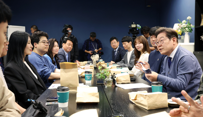 이재명 대통령이 대선 후보 시절인 지난달 12일 경기 성남시 분당구 판교역 인근에서 IT 개발자들과 'K-혁신' 브라운백 미팅을 하고 있다. (사진=연합뉴스)