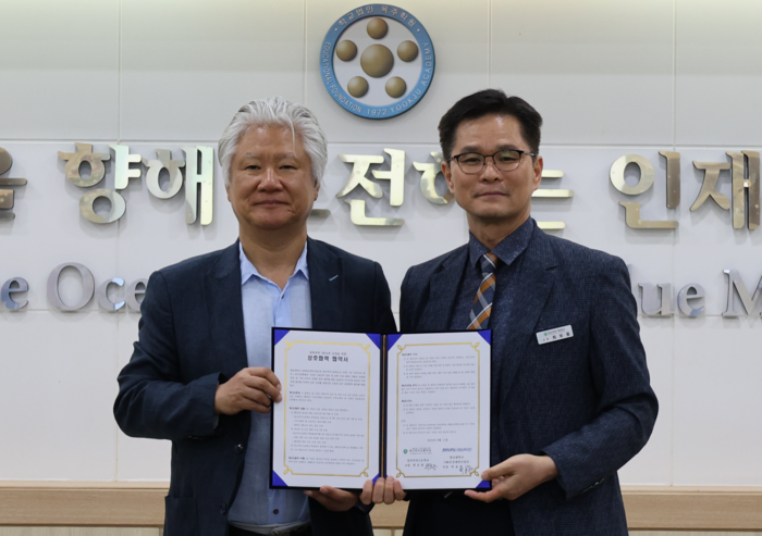 박용완 영남대 SW중심대학사업단장(왼쪽)과 최보용 경산여고 교장이 업무협약을 맺고 있다.