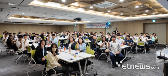 수원공업고는 지난 10일 수원컨벤션센터에서 3학년 학생 42명과 수원 인근 21개 기업체가 한 자리에 모여 '취업맞춤반 취업·채용 협약식'을 개최했다.