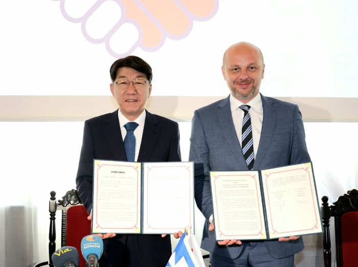 지난 10일 폴란드 제슈프시청에서 우범기 전주시장(왼쪽)과 콘라드 피요엑 제슈프시장이 '상호 경제발전 협력 강화를 위한 상호협력 양해각서'(MOU)를 체결했다.