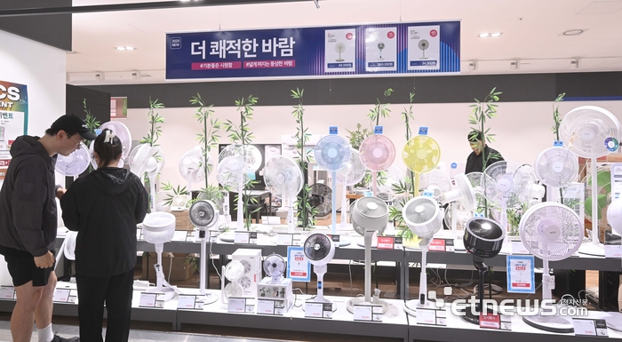 [포토] 무더운 날씨에 선풍기 찾는 고객들