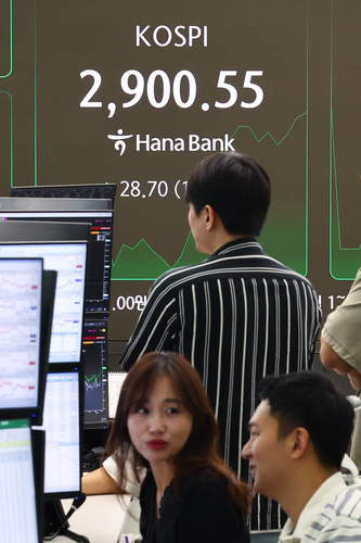 11일 오전 서울 중구 하나은행 본점 딜링룸 현황판에 코스피가 표시돼 있다. (사진=연합뉴스)