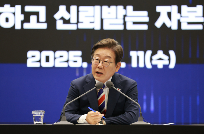 이재명 대통령이 11일 서울 영등포구 한국거래소에서 열린 주식시장 불공정거래 근절을 위한 현장 간담회에서 참석자 질문에 답하고 있다. (사진=연합뉴스)