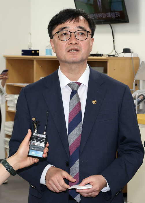 임기근 신임 기획재정부 2차관이 11일 정부세종청사 기획재정부 기자실을 찾아 출입 기자들과 얘기를 나누고 있다. [연합뉴스]