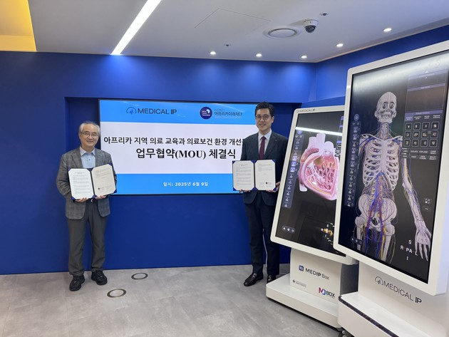 최재걸 아프리카미래재단 이사장(왼쪽)과 박상준 메디컬아이피 대표가 업무협약 체결식에서 기념촬영했다.(사진=메디컬아이피)