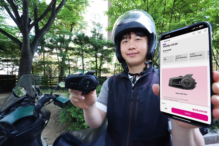 배달 라이더 고객이 새롭게 선보인 너겟 액션캠팩을 소개하는 모습.