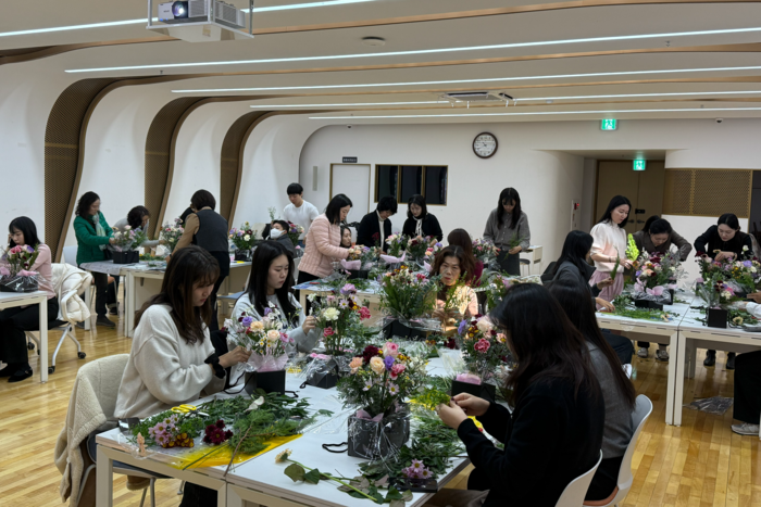 강남구가 지난해 직무 스트레스 완화를 위해 운영한 플라워테라피 현장. 강남구 제공