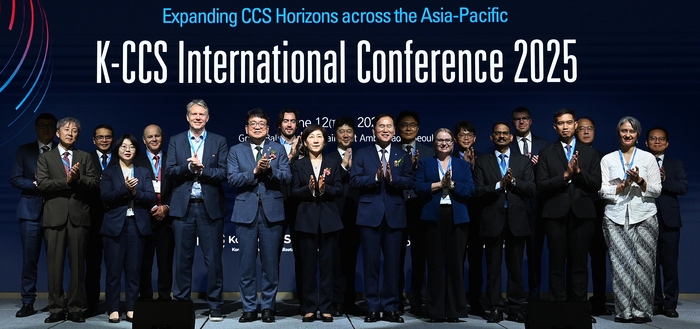 (앞줄 왼쪽 네번째) 최남호 산업통상자원부 차관과 호주, 말레이시아, 인도네시아, 일본, 싱가포르, 노르웨이 등 각국 정부 관계자들이 'K-CCS 국제 컨퍼런스 2025'에 참석해 기념촬영했다.