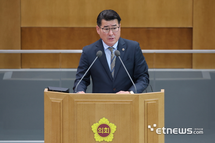 경기도의회 도시환경위원회 유종상 의원이 광명화훼단지를 수도권 화훼산업을 선도하는 복합유통단지로 조성할 것을 촉구하고 있다.