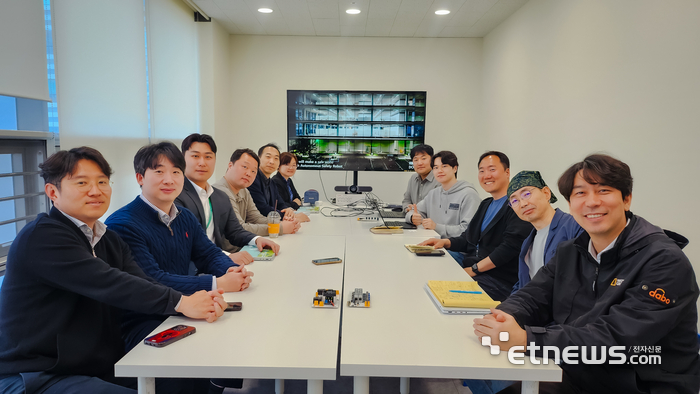 도구공간과 인피니언 관계자들이 미팅 후 기념 촬영을 하고 있다.