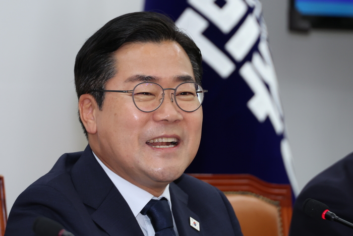더불어민주당 박찬대 당 대표 직무대행 겸 원내대표가 12일 서울 여의도 국회에서 고별 기자회견을 하고 있다. 연합뉴스
