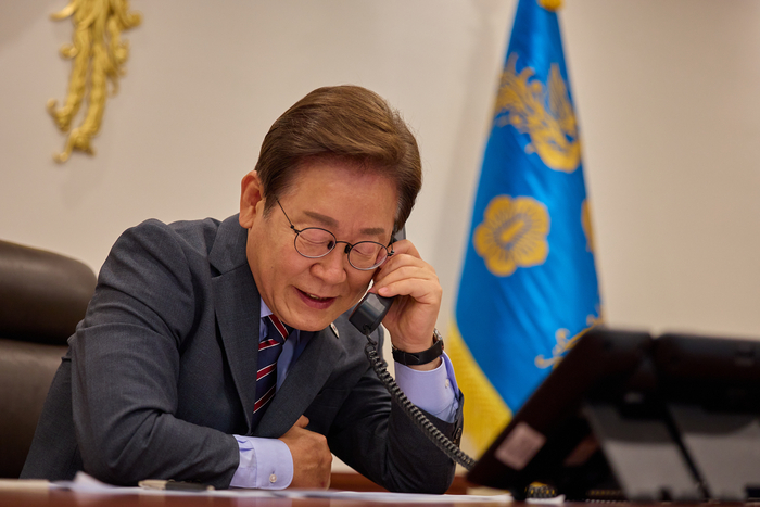 이재명 대통령, 베트남 주석과 통화     (서울=연합뉴스) 이재명 대통령이 12일 용산 대통령실에서 르엉 끄엉 베트남 국가주석과 전화 통화를 하고 있다. 2025.6.12 [대통령실 제공. 재판매 및 DB 금지]     photo@yna.co.kr (끝)