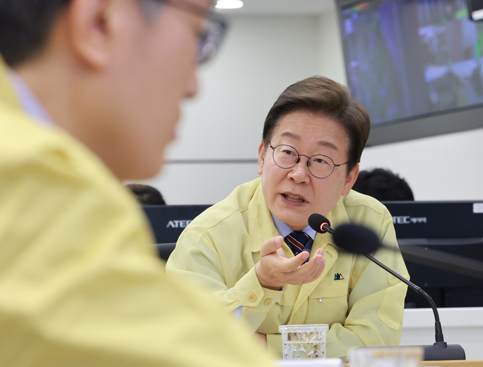 이재명 대통령, 장마 대비 현장 점검      (서울=연합뉴스) 홍해인 기자 = 이재명 대통령이 12일 서울 서초구 한강홍수통제소에서 수해(장마) 대비 현장 점검 회의를 주재하고 있다. 2025.6.12     hihong@yna.co.kr (끝)