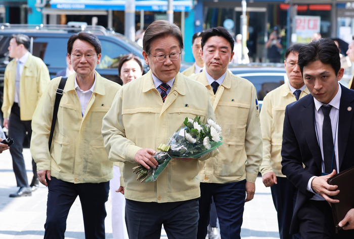 이재명 대통령, 이태원참사 현장 헌화     (서울=연합뉴스) 홍해인 기자 = 이재명 대통령이 12일 서울 용산구 이태원 참사 현장 '10·29 기억과 안전의 길'에서 헌화를 위해 이동하고 있다. 2025.6.12     hihong@yna.co.kr (끝)