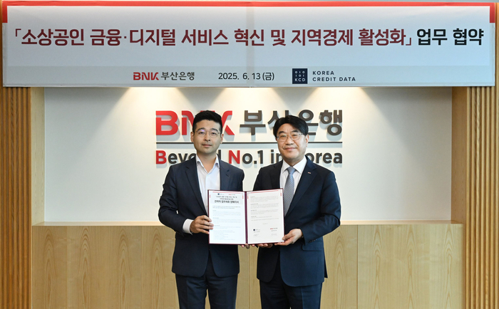 BNK부산은행(은행장 방성빈)은 13일(금) 오전, 문현동 소재 본점에서 소상공인·개인사업자 경영관리 플랫폼인 캐시노트를 제공하는 한국신용데이터(KCD, 대표 김동호)와 소상공인 지원과 지역경제 활성화를 위한 전략적 업무협약(MOU)를 체결했다.(사진 오른쪽부터 BNK부산은행 방성빈 은행장, 한국신용데이터(KCD) 김동호 대표) 사진제공=BNK부산은행