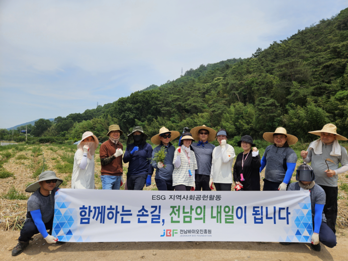 윤제정 전남바이오진흥원 그린바이오본부 식품센터장(맨 오른쪽)이 직원들과 함께 전남 나주시 다시면 운봉리 일대 양파 밭에서 값진 구슬땀을 흘리며 농촌 일손 돕기에 나섰다.