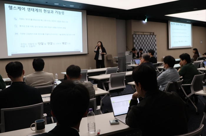 12일 경기 과천 유클릭플레이스 휘정 혁신센터에서 열린 '2025 유클릭 OCI 고객사 네트워킹 데이'에서 송해선 에비드넷 팀장이 발표하고 있다. [사진=유클릭 제공]