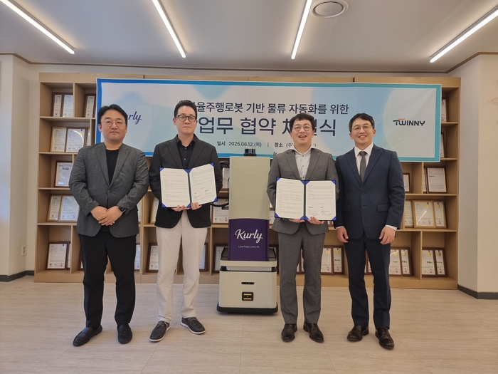 권지훈 컬리 본부장(왼쪽 두 번째)과 천홍석·천영석 트위니 대표(왼쪽 세 번째·네 번째)가자율주행 로봇 기반 물류 자동화를 위한 업무협약을 체결한 뒤 기념촬영 했다. (트위니 제공)