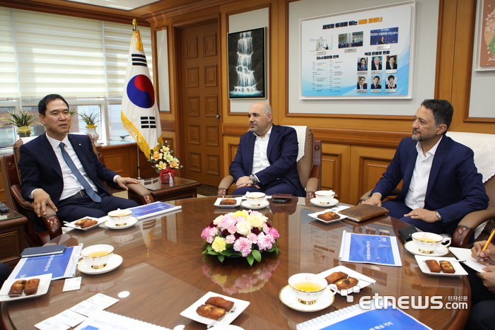 지난 11일 Sh수협은행 본사에서 (왼쪽부터) 신학기 Sh수협은행 은행장, 슈크리 다바기 SAS글로벌 APAC·EMEA 수석부사장, 아미르 소라비 SAS글로벌 APAC 총괄책임자가 비즈니스 미팅을 하고 있다.
