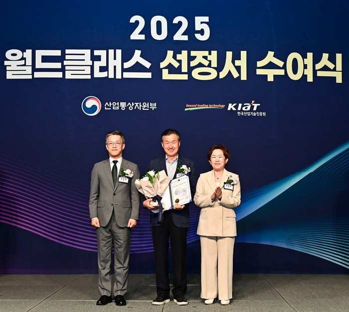 왼쪽부터 오승철 산업통상자원부 산업기반실장, 김정환 힘펠 대표, 민병주 한국산업기술진흥원장