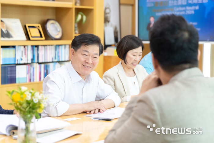 박승원 광명시장이 12일 시장실에서 '민생안정지원금 효과분석 연구용역' 착수보고회를 열고 담당자들과 소통하고 있다.