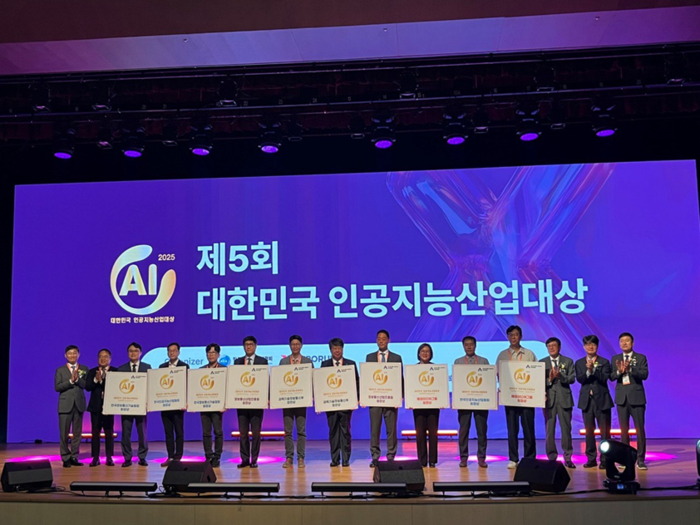 뉴엔AI는 대한민국인공지능 산업대상에서 혁신상을 수상했다. 뉴엔AI 김낙영 상무(왼쪽에서 다섯번째) 이시상식에 참석했다.