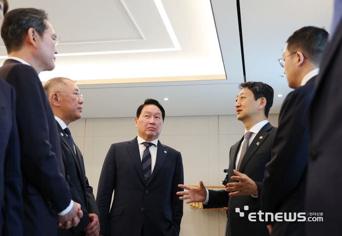 13일 서울 용산 대통령실에서 이재명 대통령 주재로 열린 6경제단체·기업인 간담회에 참석한 기업 총수와 장관들이 간담회 시작 전 대화하고 있다. 왼쪽부터 이재용 삼성전자 회장, 정의선 현대차그룹 회장, 최태원 SK그룹 회장 겸 대한상공회의소 회장. 안덕근 산업통상자원부 장관, 구광모 LG그룹 회장.
연합뉴스