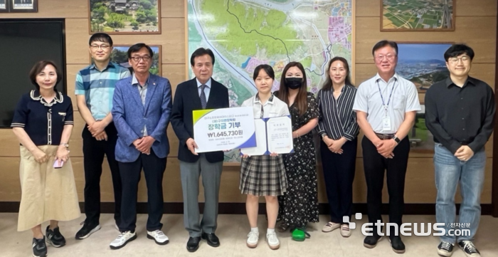 박유현 대구SW마이스터고 교장(오른쪽에서 두번째)과 학생들이 구지면장학회에 학교 축제 부스 운영 수익금과 학부모회의 모금액을 전달하고 있다.