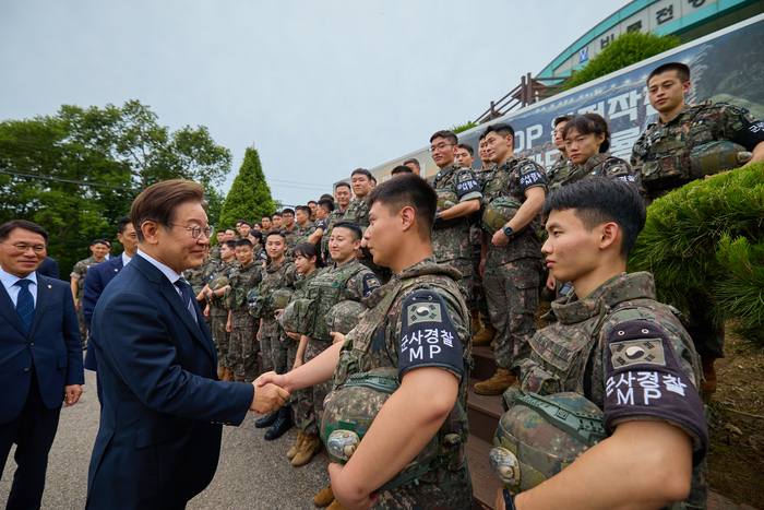 이재명 대통령, 전방 부대 장병 격려
     (서울=연합뉴스) 대통령실은 이재명 대통령이 13일 경기도 연천군 육군 25사단 비룡전망대를 방문해 장병들을 격려하는 모습을 14일 SNS를 통해 공개했다. 2025.6.14 [이재명 대통령 SNS. 재판매 및 DB 금지]
     hihong@yna.co.kr
 (끝)