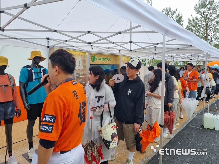 13일 오후 대전 한화생명 볼파크에서 열린 '금강 탄소중립 그린스포츠 캠페인' 행사 홍보부스에 우천에도 불구하고 많은 시민들이 참여하고 있다.