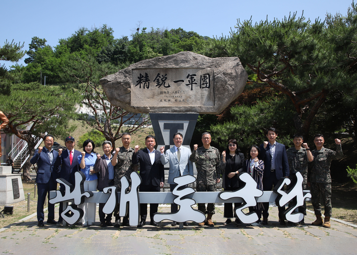 영락회 서울포럼은 자매결연부대 육군 제1군단 광개토부대를 방문해 국군장병을 위문하는 뜻깊은 시간을 가졌다. 황병준 영락회 서울포럼 회장(왼쪽에서 일곱번째), 주성운 육군 1군단장(〃 여덟번째) 사진=영락회 서울포럼 제공.