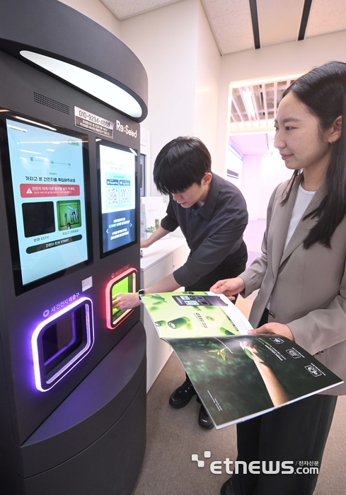 [포토] 인공지능(AI) 콘텐츠 체험하는 방문객들