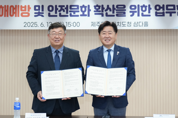 박철호 동아오츠카 대표(왼쪽)과 오영훈 제주지사