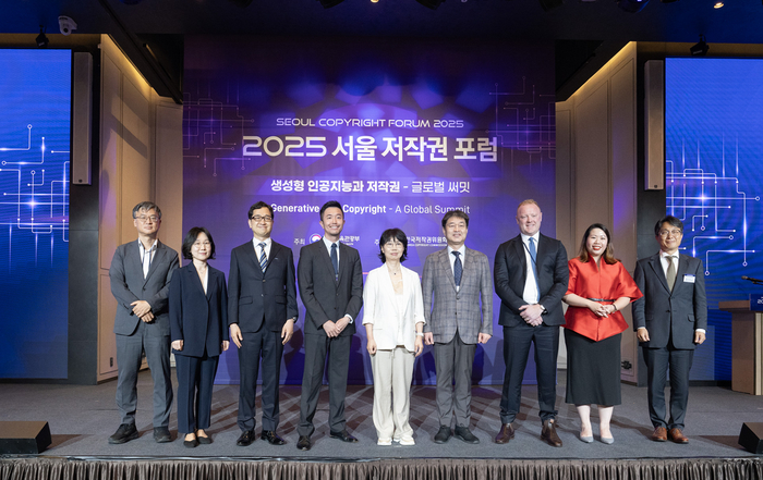 문화체육관광부와 한국저작권위원회는 16일 서울 앰배서더 서울 풀만 호텔에서 '2025 서울 저작권 포럼'을 개최했다. (사진 왼쪽부터 다섯번째) 정향미 문체부 저작권국장, (사진 왼쪽부터 여섯번째) 강석원 한국저작권위원장. (사진=한국저작권위원회)